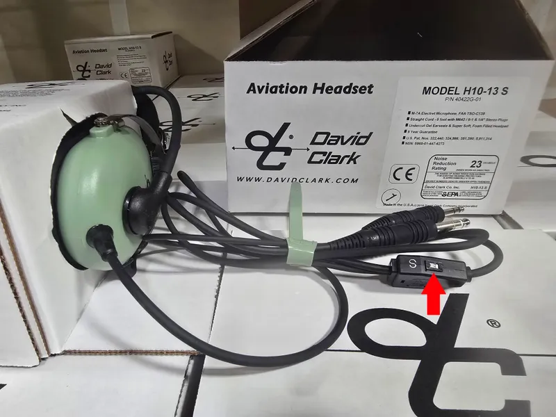 David Clark H10-13S headset with red arrow pointing to the stereo/mono switch on the cable
