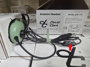 David Clark H10-13S headset with red arrow pointing to the stereo/mono switch on the cable